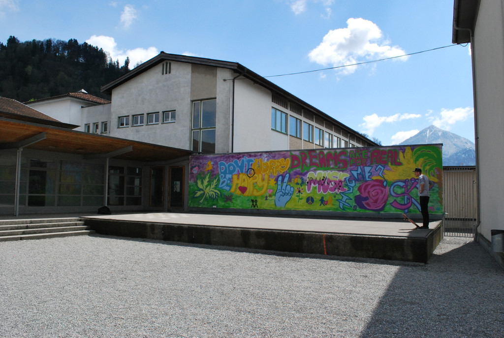 An die Turnhalle _li_ wird der Neubau angedockt_-DSC_2473.JPG