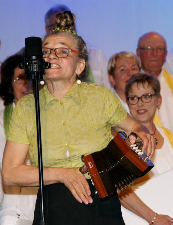 Frau Heimpel zieht an der Harmonika.JPG