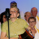 Frau Heimpel zieht an der Harmonika.JPG