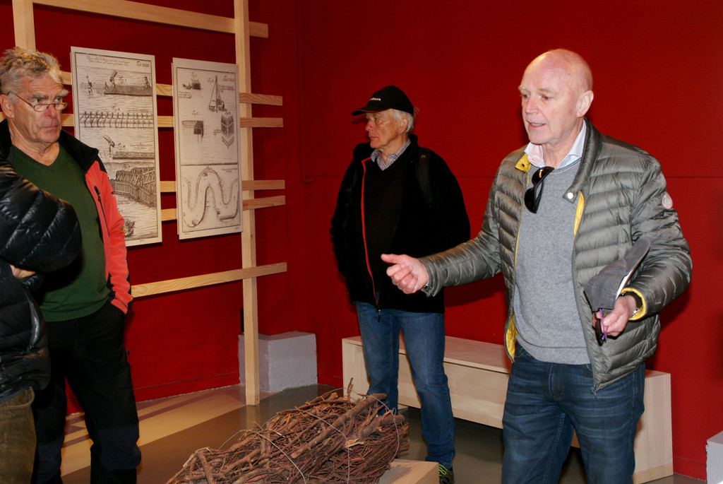 Martin Weiss f__hrte durch die Ausstellung.JPG