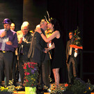 DSC_0175-Vize-Obmann Willi Br__ckler gratuliert Chorleiterin Gabi Riener.JPG