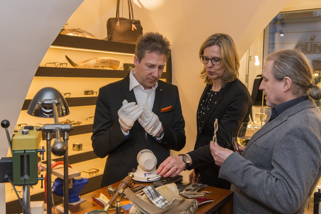 Handwerkskunst__c_ Image by MAYBACH - ICONS OF LUXURY.JPG