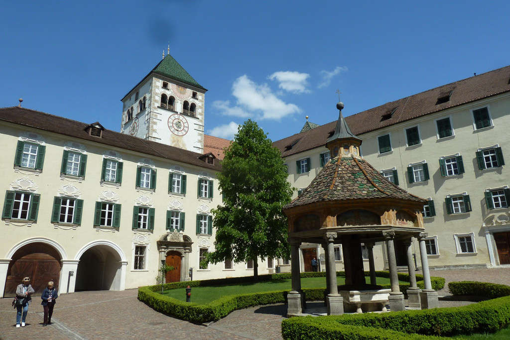 P1150659 Stiftshof mit Brunnenhaus.JPG