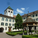 P1150659 Stiftshof mit Brunnenhaus.JPG