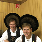 Brunhilde _li_ und Waltraud mit au__ergew__hnlicher Kopfbedeckung von der Trachtengruppe Lustenau.JPG