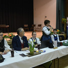 Der Vorstand des Landestrachtenverbands_ am Mikrofon - Ulrike Bitschnau.JPG