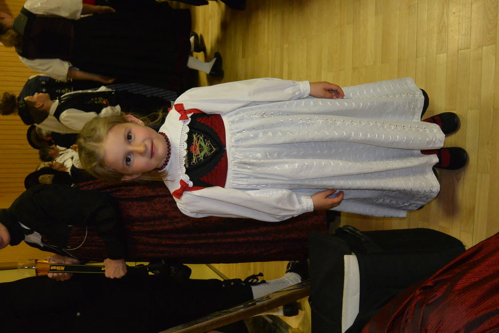 Emilia in der Walsertracht.JPG