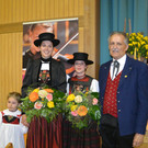Emilia_ Bianca und Verena Wetzlinger _vo li_ mit Eugen Burtscher vom Landestrachtenverband.JPG