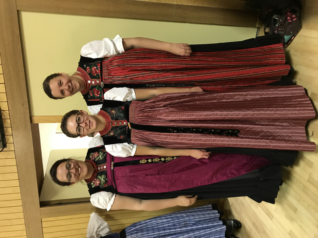 Julia_ Jasmin und Martina _vo li_ vom Trachtenverein Klein Walsertal.JPG