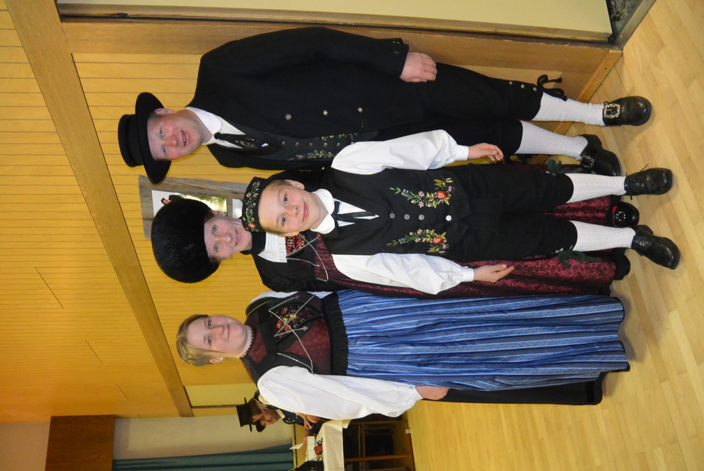 Selin_ Armida_ Lukas und Markus _vo li_ in der Walsertracht.JPG