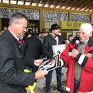 Heinz Waldhard_ Ehrenobmann des Vorarlberger Schafzuchtvereins_ __berreicht Plakette an Markus Fitsch.JPG