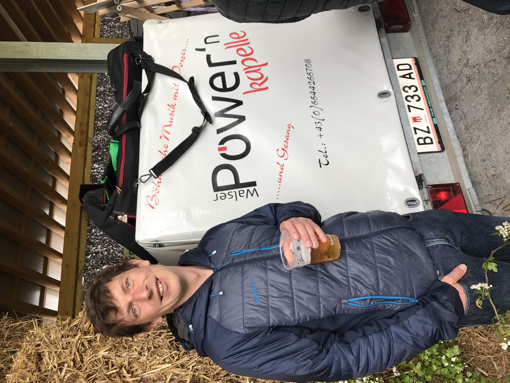 Johannes Gro__ macht Werbung f__r die Powernkapelle.JPG