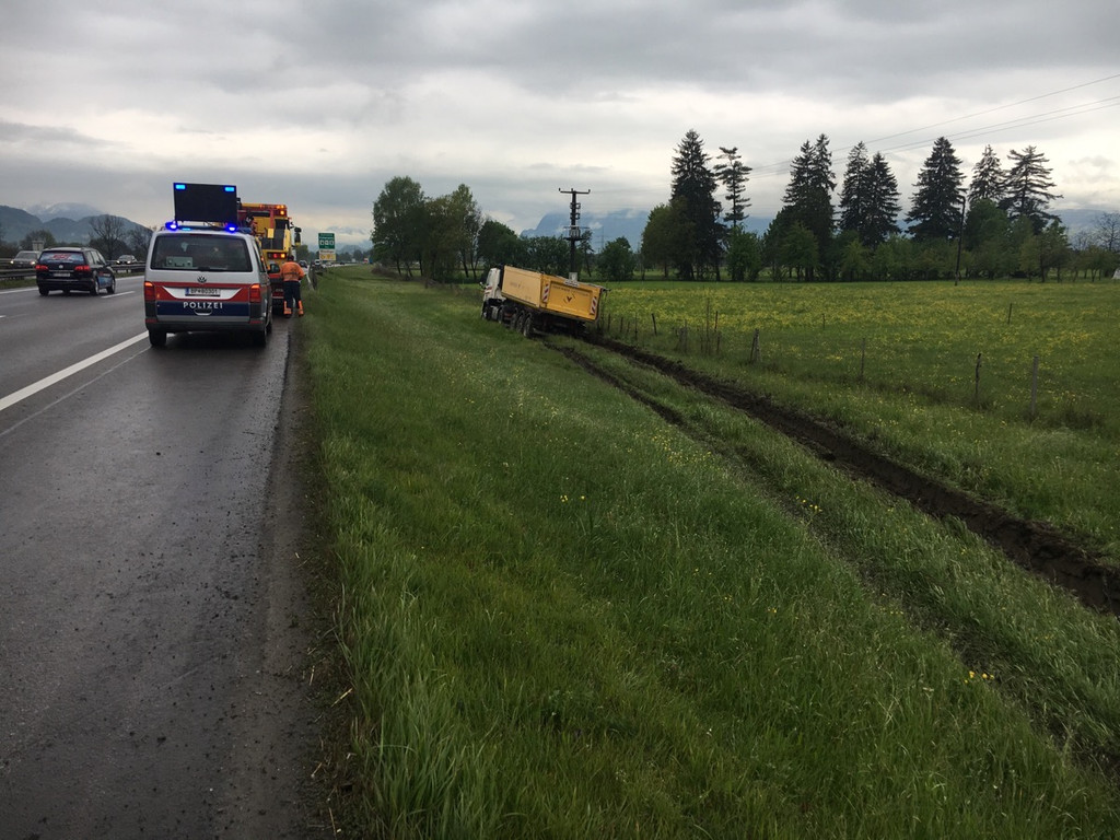 lkw-kies-laster-unfall-a14-vorarlberg-dornbirn _4_.JPG