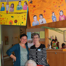 Hausleitung Christine_ Bewohnerin Antonia _96_ und Ehrenamtliche Sigrid Hein mit Bildern von den Kindern der integrierten Vo.JPG