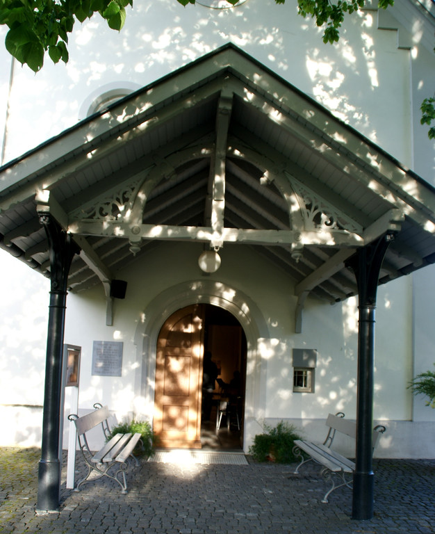 Die romantische Kapelle im Wiesenrain.JPG