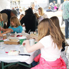 Fr__hliches Basteln im Kinderzelt.JPG