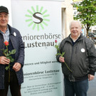 Herbert Eisen und Ernst Winkler von der Seniorenb__rse verteilten Rosen.JPG