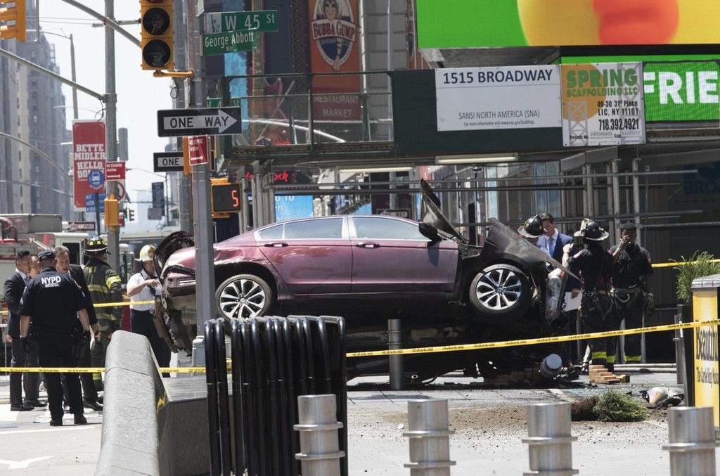 Times_Square_Crash_15140.jpg