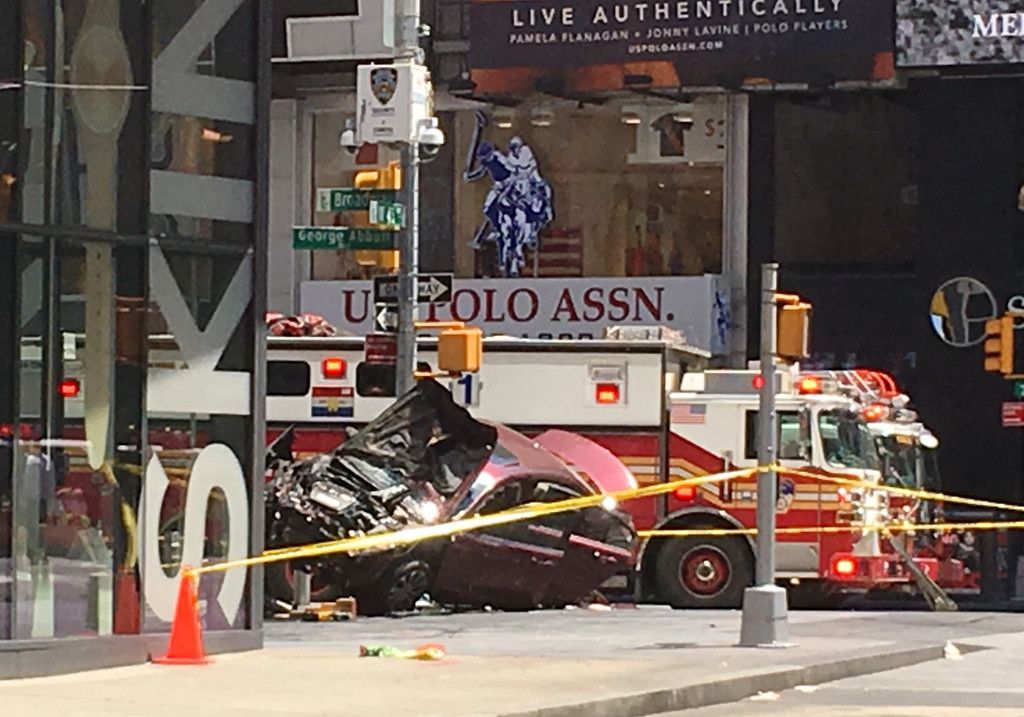 Times_Square_Crash_94089.jpg