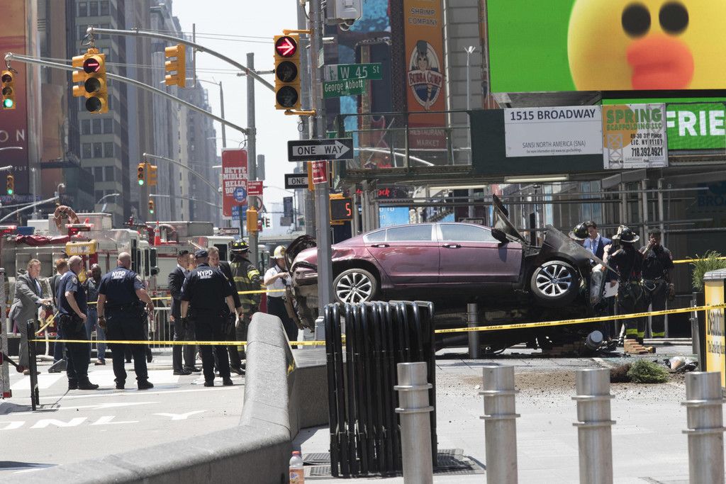 APTOPIX_Times_Square_Crash_15140.jpg
