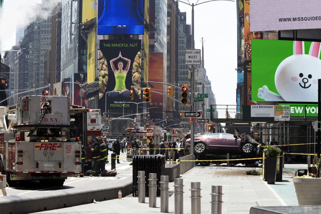 Times_Square_Crash_81962.jpg