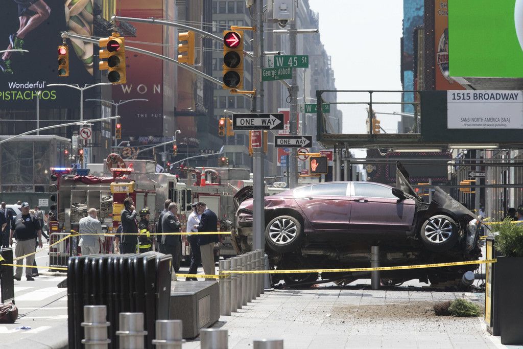 Times_Square_Crash_30573.jpg