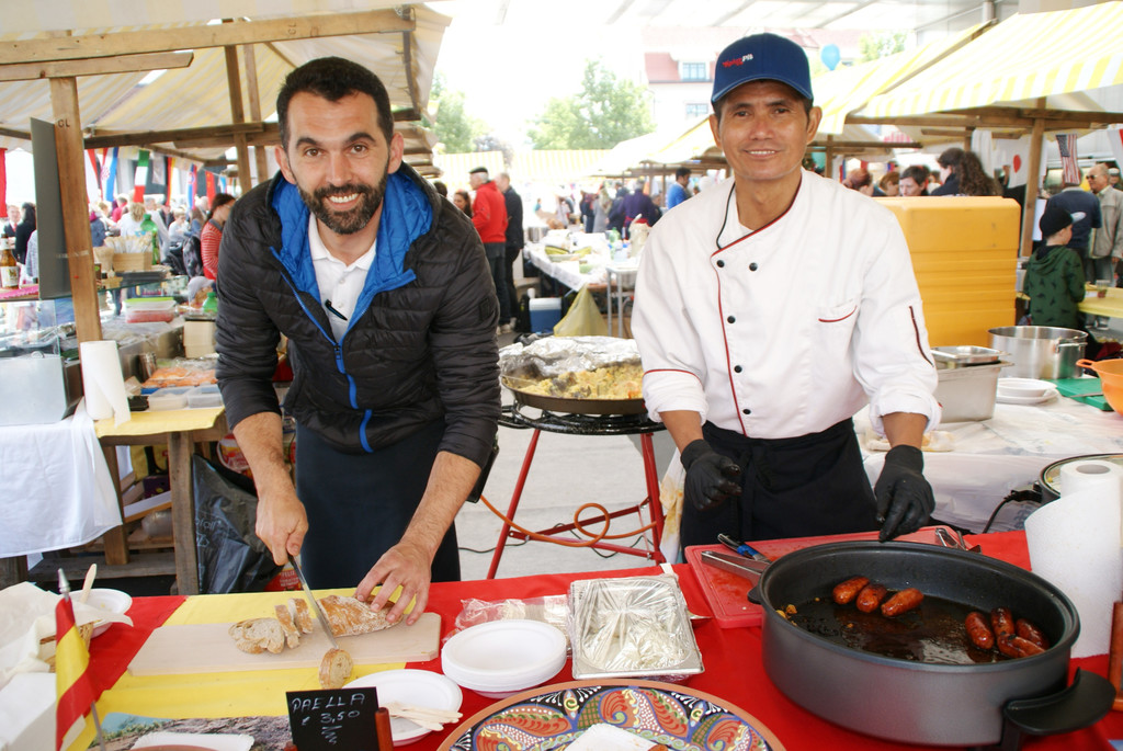 v_li_ Ale und Francesco mit Paella.JPG
