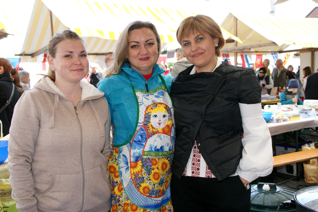 v_li_ Irina_ Olena_ Sophia mit Bortsch aus Russland und der Ukraine.JPG