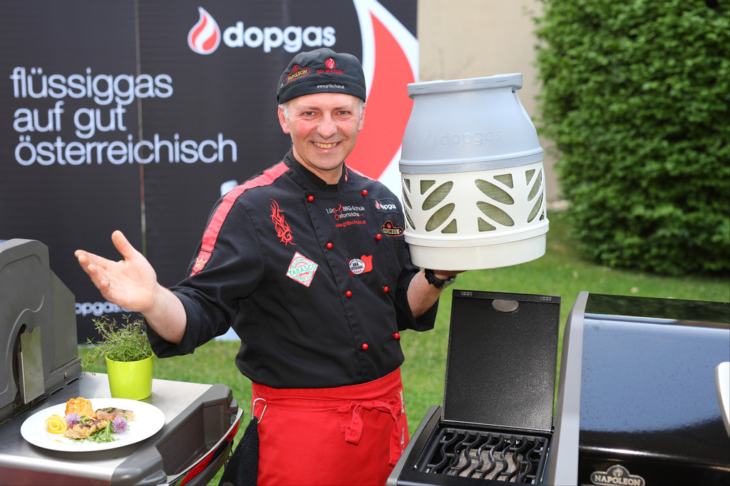 Doppel-Grillweltmeister Adi Matzek mit der dopgas Leichtgasflasche.jpg