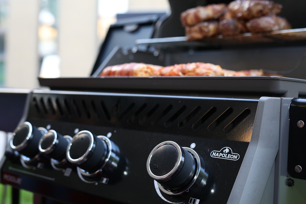 Fleisch brutzelt am Napoleon Grill.jpg