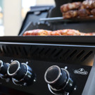 Fleisch brutzelt am Napoleon Grill.jpg