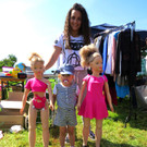 Mireilla hinten und Felipa vorne inmitten zwei lebensechten Puppen aus Brasilien.jpg