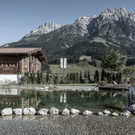 badesee_vor_dem_badhaus_und_bergpanorama_puradies.jpg