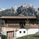 badhaus_vor_bergpanorama_puradies.jpg