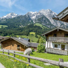 chalets_vor_bergpanorama_puradies_.jpg