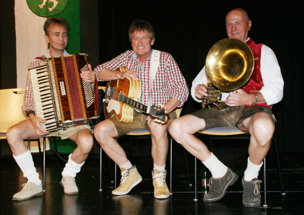 F__r Stimmung sorgte das Karawanken-Trio.JPG