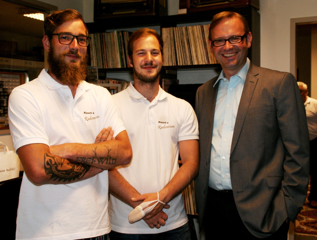 vlli_ Simon und Jan mit Daniel Steinhofer - das Radiomuseum geht in die H__nde der n__chsten Generation.JPG