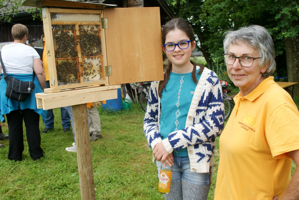 Rita Heinzle erkl__rt Clara die Lebensweise der Bienen.JPG
