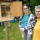 Rita Heinzle erkl__rt Clara die Lebensweise der Bienen.JPG