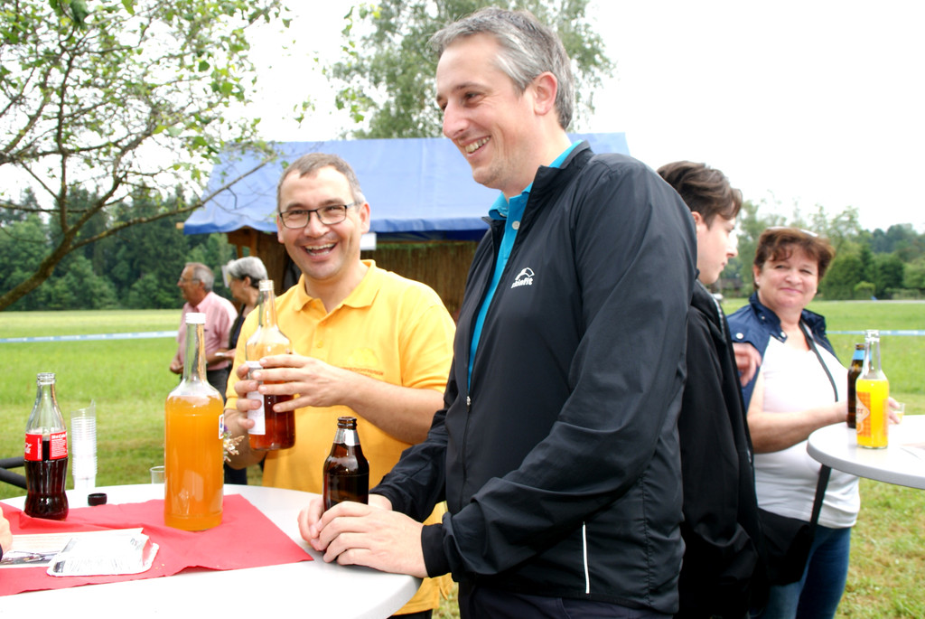 Stefan Vogel_li__ schenkte Bienenschnaps aus.JPG