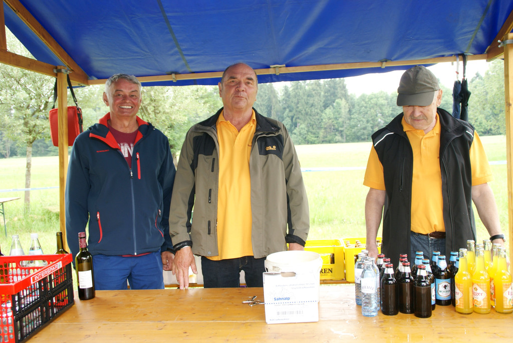 v_li_ Kurt_ Albert und Manfred sorgten f__r Getr__nkenachschub.JPG
