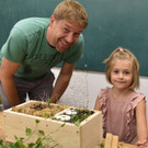 Theresa mit Papa Thomas Bauer.JPG