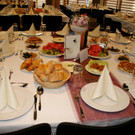 Liebevoll gedeckt.JPG