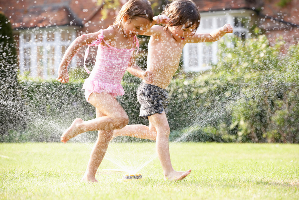 Kinder Wasser Spielen Sommer.jpg