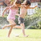 Kinder Wasser Spielen Sommer.jpg
