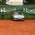 Auto hat sich in Dornbirn auf den Tennisplatz verirrt