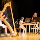 Selina-Philomena-Julia an Harfe-Zither-Hackbrett.jpg