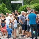 Die Zaung__ste warteten schon am Stra__enrand auf den Umzug der Musikgruppen.JPG