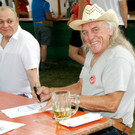 Edi 2000 wie immer mit Stift und Zeichenblatt.JPG