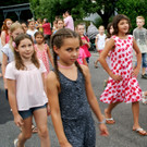 Im Takt der Musik ging es zum Festplatz.JPG